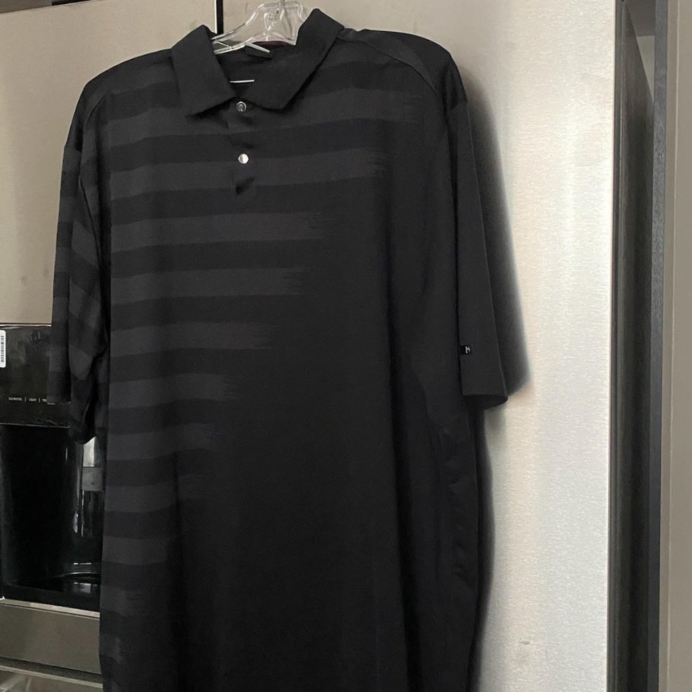 TIGER  WOOD  NIKE  POLO  SHIRT   SIZE  XL.